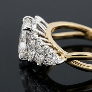 Anillo de compromiso de oro amarillo de 10k, 14k, 18k con múltiples piedras, diamante cultivado en laboratorio de corte ovalado y diamantes de corte marquesa con patrón de racimo. - Product Image 3