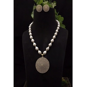 Conjunto de Collar y Aretes Mala de Latón Chapado en Oro de Primera Calidad con Perlas Reales y Circonitas, para Bodas, Colección para Mujer - Product Image 1