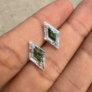 Diamante Bicolor Cultivado en Laboratorio con Corte Antiguo Tipo Cometa |   Piedra suelta verde tallada en corte central |   Corte Triangular con Acabado Pulido, Grado de Corte EX | - Product Image 2