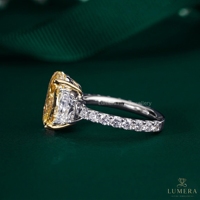 Anillo de Compromiso de Tres Piedras con Diamante Cultivado en Laboratorio, Corte Ovalado, Color Amarillo Fantasía, Certificado por IGI, en Oro de 9KT/10KT/14KT/18KT para Mujer