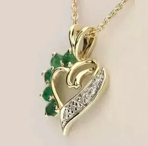 Colgante de diamante en forma de corazón con piedras laterales de esmeralda en oro amarillo para mujer, uso romántico diario - Product Image 2