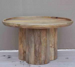 Mesa de Centro Moderna de Lujo en Madera Sólida con Diseño Festoneado, Estilo Minimalista con Base de Pedestal, Acabado Natural y Detalle de Bandeja en la Superficie - Product Image 4