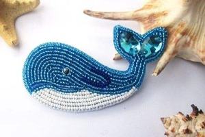 Porte-clés brodé de perles colorées motif poisson, fait main et écologique, idéal pour les filles et les remises de diplômes - Product Image 2