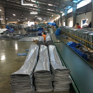 2025 Venta superior de alta calidad 160 Gr/m2 plata/plata PE lona lonas de plata para exportación Vietnam proveedores líderes corte - Product Image 5