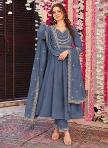 Ensemble de costume Anarkali 3 pièces en soie romaine de qualité supérieure pour femmes, avec broderies riches et dupatta en dentelle de créateur |   Tailles plus grandes disponibles - Product Image 2