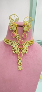 Collier de qualité supérieure avec boucles d'oreilles et maang tikka, parfait pour les mariages, les soirées, les occasions spéciales, ensemble de colliers traditionnels minimalistes. - Product Image 5