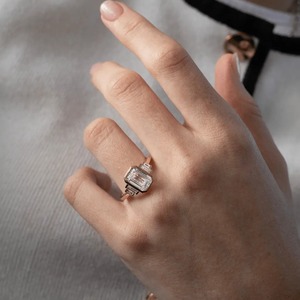 Bague Art Déco en Diamant de Laboratoire 3CT Émeraude avec Sertissage Bezel et Pierres Latérales Baguette - Product Image 2