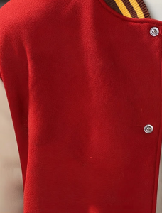 Blouson universitaire unisexe rouge avec bandes jaunes sur les manches, col en V, simple boutonnage, réversible, coupe-vent, pour l'hiver décontracté - Product Image 4