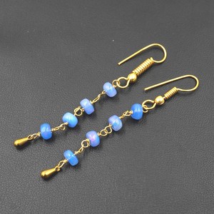 ต่างหูโอปอลเอธิโอเปียธรรมชาติ สีน้ำเงิน โอปอลไฟหลากสี ทอง 14K แบบคาโบชองประดับลูกปัด - Product Image 6