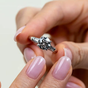 แหวนเพชร VVS ขนาด 3.00 กะรัต รับรองโดย IGI เพชรทรงกลมเพาะเลี้ยงในห้องปฏิบัติการ แหวนหมั้นเพชรเต็มเม็ด ทอง 18K/14K/10K สามเม็ด ปรับแต่งกะรัตได้ - Product Image 1