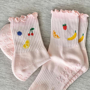 Calcetines de Yoga para Mujer, Grosor Estándar, Cómodos, con Logotipo Personalizado, Diseño Jacquard de Frutas, con Volantes, Antideslizantes para Pilates - Product Image 1