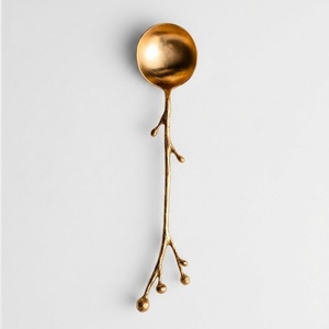 Cuillère de service de style européen haut de gamme avec motif de branche dorée, couverts modernes en métal pour mariage et réceptions - Product Image 1