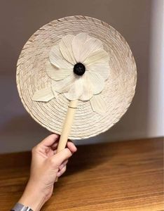 Éventail rond artisanal exquis en paille de palmier tressée, motif floral de luxe, décoration murale durable pour la maison et la galerie - Product Image 3