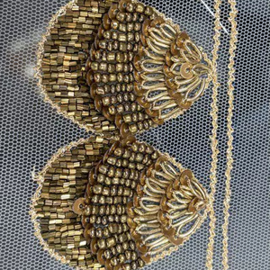 ผ้าลูกไม้ตาข่ายปักมือลายดอกไม้บาโรก 3 มิติ หรูหรา แฟนซี เซ็กซี่ ประดับเลื่อมทอง ลูกปัดไมโคร งานปักละเอียด ผ้าทูลล์โปร่งแสง สไตล์ชาติพันธุ์ - Product Image 1