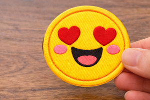 แผ่นปะรูปหัวใจปักลายรีดติดได้ ของขวัญน่ารักสำหรับคนรัก ใช้ติดเสื้อแจ็คเก็ตหรือกระเป๋าเป้ - Product Image 2