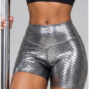 Shorts de pole dance adhérents pour femmes, offrant une forte adhérence des jambes, un tissu extensible confortable et respirant, et un soutien flexible. - Product Image 1