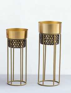 Techniques de finition élégantes, ajoutant une touche riche et stylée à n'importe quelle table ou à toute décoration intérieure. Vase en métal moderne. - Product Image 3