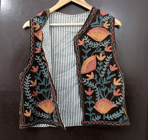 เสื้อกั๊กกำมะหยี่สไตล์วินเทจ ปักลายซูซานี งานฝีมือปักมือ สไตล์โบโฮชิค เหมาะสำหรับงานเทศกาล สำหรับผู้หญิง เสื้อแจ็คเก็ตซูซานี เสื้อกั๊กโค้ท ของขวัญสำหรับเธอ - Product Image 1