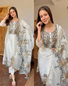 ชุดสัลวาร์ คามีซผ้าไหมสีขาวปักลายสำหรับผู้หญิง ชุดอินเดีย-ปากีสถาน พร้อมผ้าคลุมไหล่ สำหรับงานแต่งงานและงานปาร์ตี้ - Product Image 4