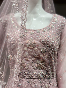 Lehenga de color claro inspirado en Taaj Bits, con trabajo manual elaborado, estilo elegante, adornos de piedra Jarkan, para bodas, fiestas y ocasiones festivas, ropa india. - Product Image 2