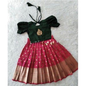 LEHENGA CHOLI ROSA PARA NIÑAS CON TELA DE SEDA PAITHANI Y TRABAJO DE TESSERÍN ZARI - Product Image 1