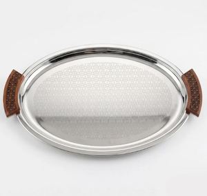 Nouveau plateau décoratif ovale en métal avec motif géométrique gravé et poignées en bois, design moderne pour servir des chocolats et des desserts - Product Image 2