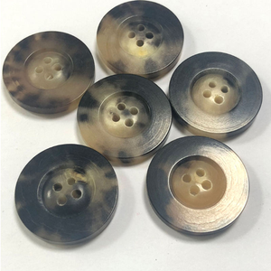 กระดุมเสื้อแบบตาข่าย 4 รู รุ่น HR-613 ยี่ห้อ ZEHRA INDUSTRIES ผลิตด้วยมือ สีธรรมชาติ เป็นมิตรกับสิ่งแวดล้อม ขายตรงจากโรงงาน รุ่น Spot Horn - Product Image 3