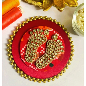 Laxmi Charan Paduka para Mandir Pooja, Pies de Lakshmi Hechos a Mano con Cuentas, Decoración Premium para Puja, Decoración Religiosa para Diwali, Artículo de Regalo - Product Image 4