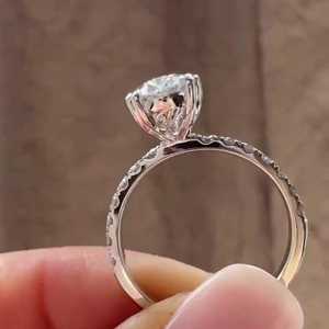 Bagues de fiançailles ovales de 4 carats, 4 mm de large, style cigare, en diamant de laboratoire 14k 18k, sertissage hybride à griffes, sur mesure, vente en gros, certifiées IGI - Product Image 2