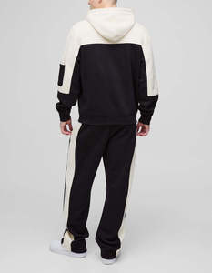 Survêtement à capuche bicolore personnalisé conçu par Luciva Industry, avec un pull-over élégant à empiècements contrastants noir et blanc. - Product Image 4
