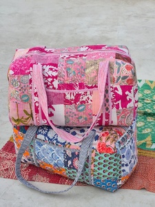 กระเป๋าโท้ทผ้าฝ้ายอินเดียลายควิลท์ลายดอกไม้สไตล์โบฮีเมียนพิมพ์ลายบล็อก เหมาะสำหรับฤดูร้อน ฤดูหนาว ชายหาด ท่องเที่ยว ทำด้วยมือ กระเป๋าวินเทจ - Product Image 4