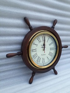 Reloj de Pared con Forma de Timón de Barco, Acabado en Latón y Madera, Movimiento de Cuarzo Silencioso, Reloj Decorativo Marítimo, Decoración Costera para el Hogar - Product Image 3