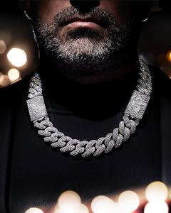 Colgante de Cadena Cubana Hecho a Mano en Plata de Ley 925 y Oro Blanco de 14K para Hombre con Diamante Moissanita VVS1 de Excelente Calidad - Product Image 1