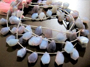 Perles d'opale bleue lavande naturelle, forme mangue, facettées, 10x15mm, brin de 8 pouces de long - Product Image 1