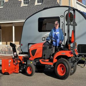 Tracteur compact Kubota BX1880 durable, machine agricole moderne pour la préparation du sol, le déneigement, le labourage et le jardinage. - Product Image 1