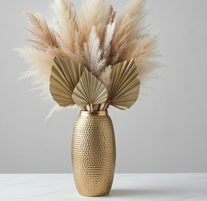 Vase moderne en métal doré martelé texturé, support floral de table pour la décoration du salon, du bureau ou à la maison - Product Image 3