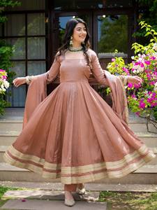 Ensemble indien pakistanais en lin brun brodé, style Anarkali, avec châle, taille basse, pour occasions formelles et fêtes - Product Image 3
