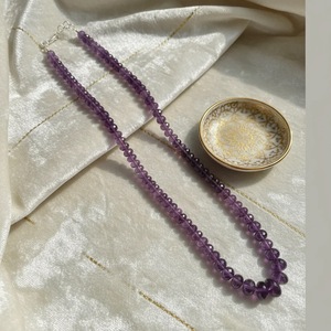 Collier artisanal élégant en améthyste de 45 cm, pierres précieuses naturelles, finition or rose, en provenance d'Inde, vente en gros - Product Image 1