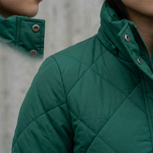 Blouson matelassé pour femme avec poches boutonnées, poignets côtelés et design élastique, prix abordable, par Sewing Hub Industry - Product Image 4