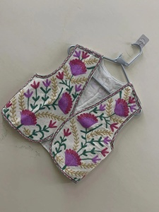 Chaleco Corto de Algodón Transpirable con Bordado Suzani y Cuentas, Estilo Boho Floral, Cuello en V, Botón Único, Vintage Rajasthan, Venta al por Mayor - Product Image 1