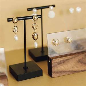 Support à boucles d'oreilles en acrylique en forme de T élégant personnalisé 2025 avec étagères en verre pour l'affichage de bijoux en extérieur - Product Image 1