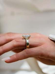 Bague solitaire de fiançailles ou de mariage SATVIK RATNA, diamant de laboratoire taille radiant 5 carats, or 14 carats, large alliance cigare, halo caché. - Product Image 2