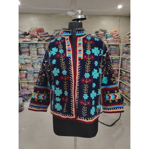 เสื้อแจ็คเก็ตกำมะหยี่ปักมือสำหรับผู้หญิง คอจีน แขนยาว ลายดอกไม้สไตล์ชาติพันธุ์ สำหรับฤดูหนาว ของขวัญสำหรับเธอ - Product Image 1