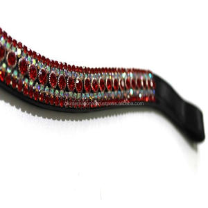 Bande de front de cheval en cuir anglais noir en forme de vague pour bride conçue avec 5 rangées de bande de front de chaîne en métal de cristaux clairs rouges et blancs - Product Image 6