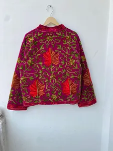 Chaqueta Suzani de terciopelo rosa hecha a mano con bordado de motivos florales rojos, abrigo étnico bohemio para mujer - Product Image 5
