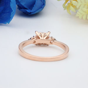 Poussière d'étoile 14K or rose taille princesse laboratoire cultivé diamant bague de fiançailles trois pierres et côté pierre bague cadeau pour les femmes - Product Image 4