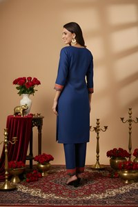 Ensemble Kurti et pantalon bleu roi, coupe droite, avec contraste imprimé sur le devant, poignets et ourlet, pour usage quotidien, Prayosha Enterprise - Product Image 4