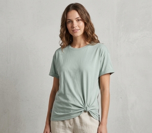 T-shirt décontracté pour femme en jersey 100 % coton, coupe ample, respirant, col rond uni, manches courtes à revers, vert sauge, idéal pour l'été - Product Image 1