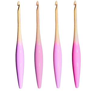 Ganchos de ganchillo de madera semicoloreados con agarre ergonómico y cómodo disponibles para pedidos comerciales al por mayor y a granel - Product Image 1