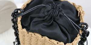 Apportez une touche d'énergie chaleureuse à votre style saisonnier avec ce charmant sac en fil naturel, conçu pour un look chaud et saisissant, disponible dès maintenant. - Product Image 2